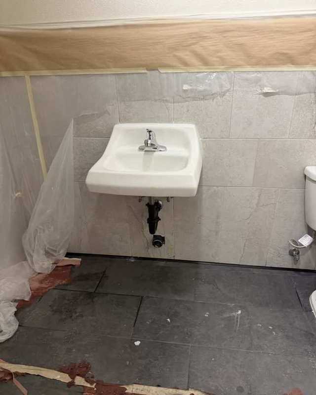 Lavabo de pared instalado