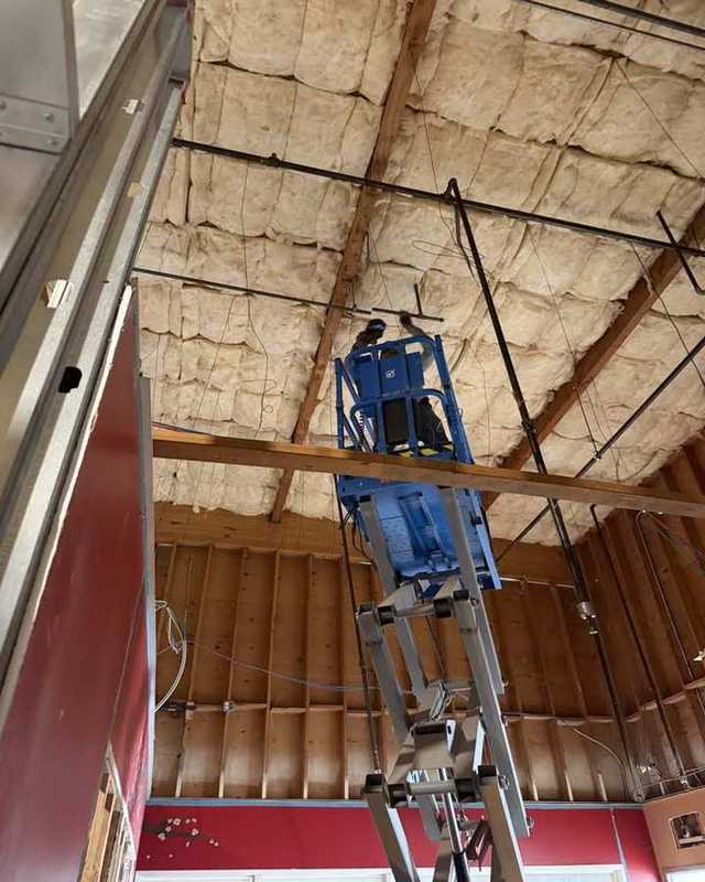 Tubería aérea en obra